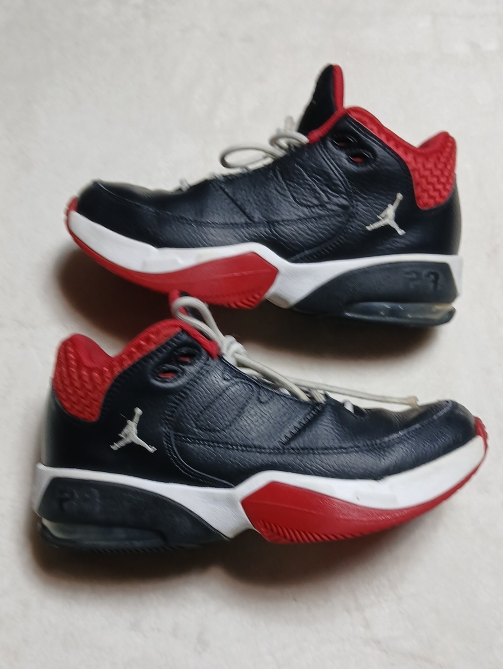 Jordan Max Aura 3 Bred Kids Basketball Sneakers in Black, Red and White Size 5Y